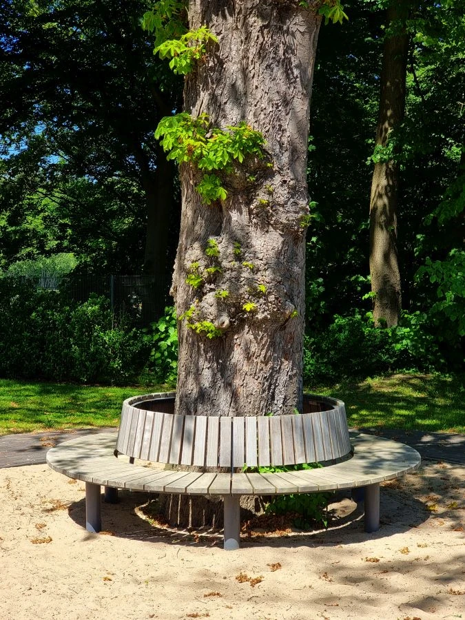 Plural Rundbank mit Rückenlehne mit Baum in der Mitte